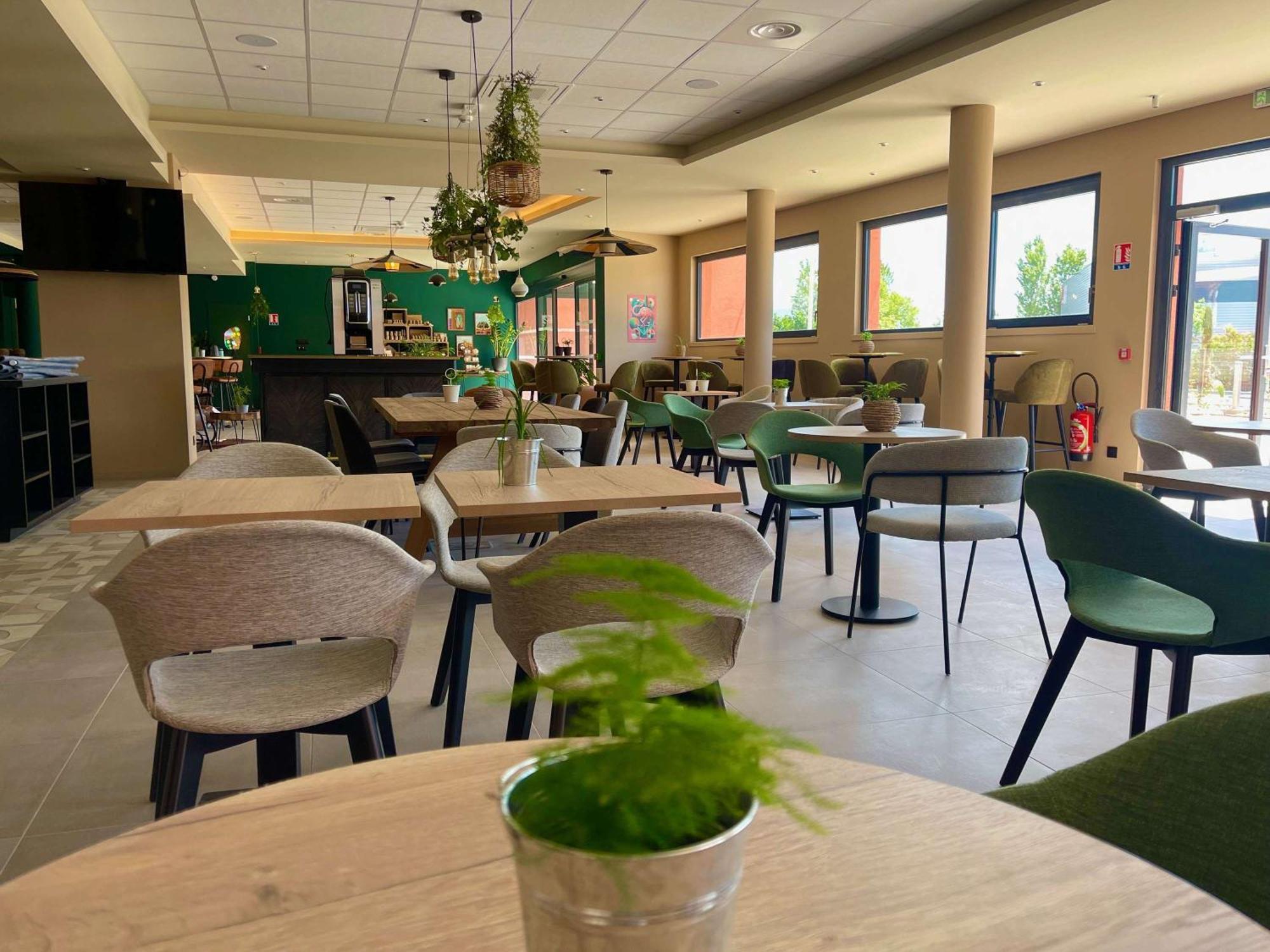 Ibis Budget Porte De Camargue Saint-Martin-de-Crau Exterior photo