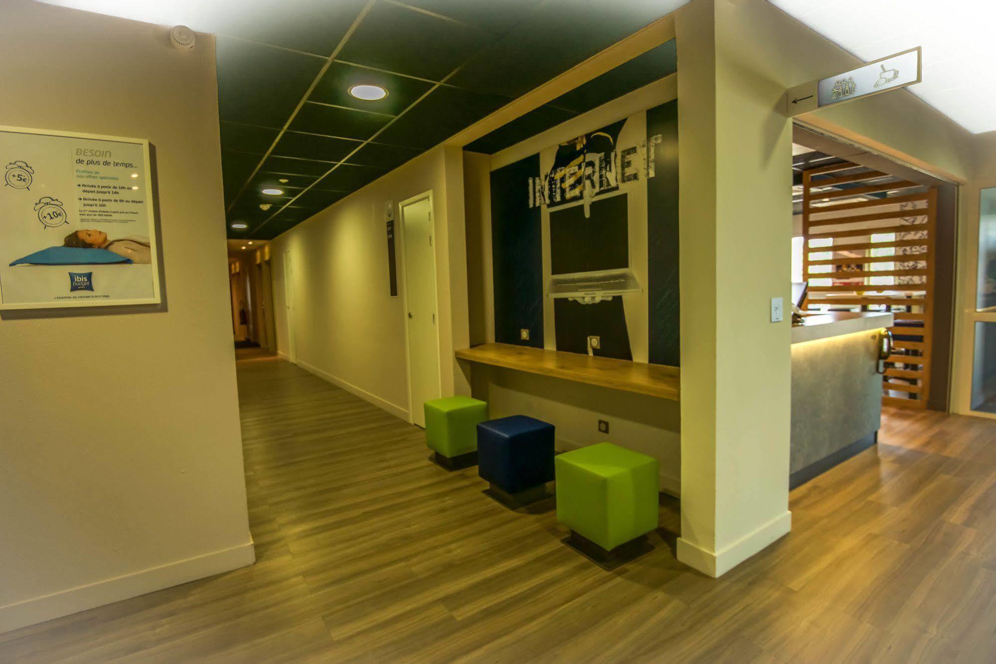 Ibis Budget Porte De Camargue Saint-Martin-de-Crau Exterior photo